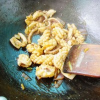 青椒炒鱿鱼的做法图解7