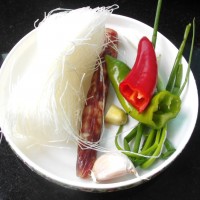 铁板腊肠粉丝的做法图解1