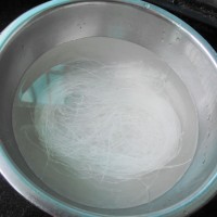 铁板腊肠粉丝的做法图解2