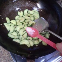 黄瓜炒鸭蛋的做法图解8