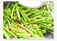 蒜苗炒肉丝的做法图解3