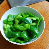 鱼片滑青椒的做法图解1