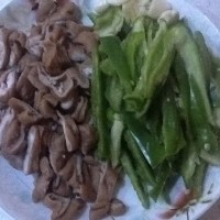 青椒炒肥肠的做法图解1