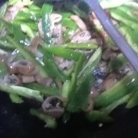 青椒炒肥肠的做法图解4