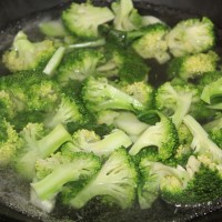西兰花炒鱿鱼的做法图解3