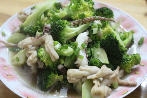 西兰花炒鱿鱼的做法