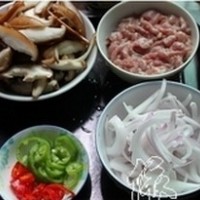 蚝油鲜菇肉片的做法图解1