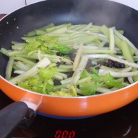 豆豉炒西芹的做法图解7