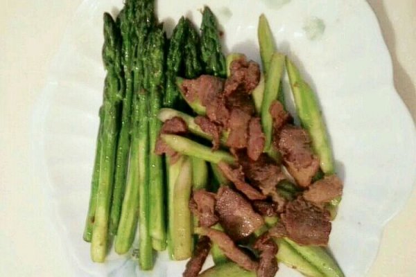 鲜芦笋炒肉的做法