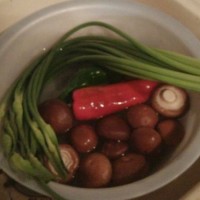 香菇蒜苔炒肉的做法图解1