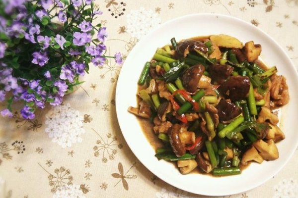 香菇蒜苔炒肉的做法
