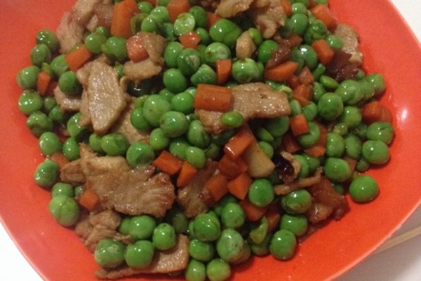 青豌豆炒肉的做法