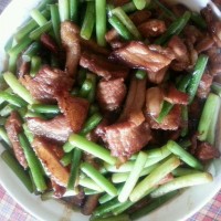 时令小炒--蒜苔炒肉的做法图解2