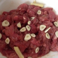 洋葱牛肉的做法图解1