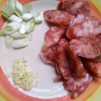 腊肠西芹〔简单到没天理〕的做法图解1