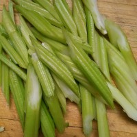 腊肠西芹〔简单到没天理〕的做法图解2