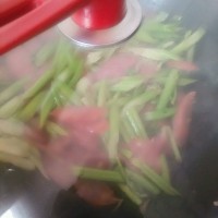 腊肠西芹〔简单到没天理〕的做法图解7