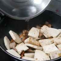 农家美味芋头炆烧肉—冬季暖身的做法图解5