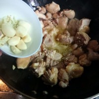 家乡味:仔公鸡烧板栗的做法图解5