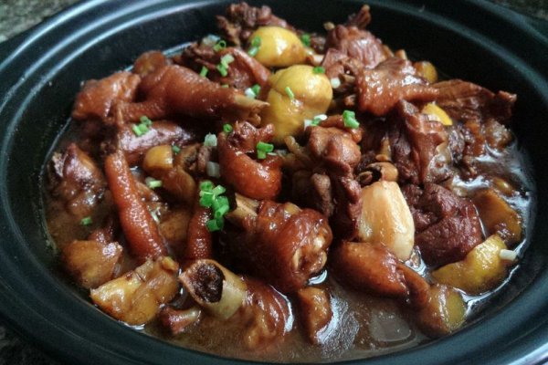 家乡味:仔公鸡烧板栗的做法