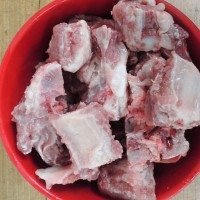 红萝卜玉米排骨汤的做法图解1