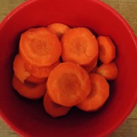红萝卜玉米排骨汤的做法图解4