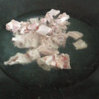 红萝卜玉米排骨汤的做法图解5