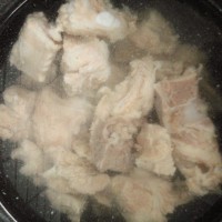 红萝卜玉米排骨汤的做法图解6