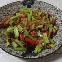芹菜炒猪耳朵的做法图解3