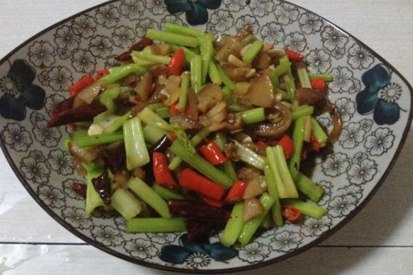 芹菜炒猪耳朵的做法