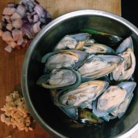 蒜香白酒煮青口的做法图解1