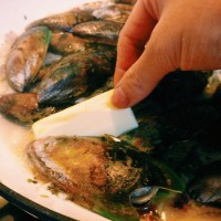 蒜香白酒煮青口的做法图解5