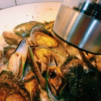 蒜香白酒煮青口的做法图解6