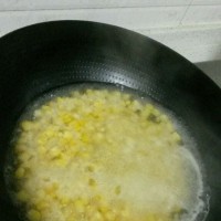 蜂蜜松仁玉米的做法图解3