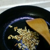 蜂蜜松仁玉米的做法图解4