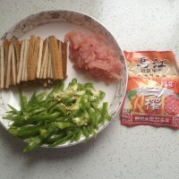 青椒榨菜肉丝炒香干--乌江榨菜的做法图解1