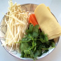 橘色厨房培根金针菇(菜卷)的做法图解1
