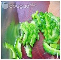 苦瓜煎蛋的做法图解1