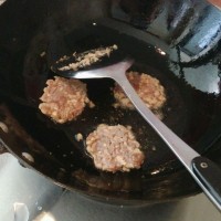 莲藕马蹄煎肉饼的做法图解4