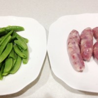 香肠炒甜豆(类似荷兰豆)的做法图解1