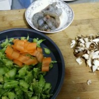 西兰花香菇虾仁的做法图解1
