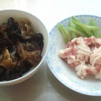 木耳炒肉片的做法图解1