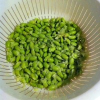 青椒番茄炒毛豆的做法图解1