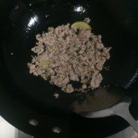 肉末鸡腿菇榨菜的做法图解3