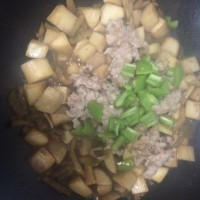 肉末鸡腿菇榨菜的做法图解6