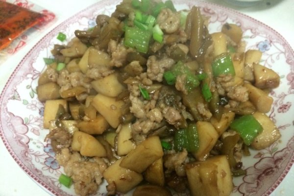 肉末鸡腿菇榨菜的做法