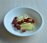 双菇烧鸡翅的做法图解3