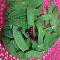 清炒荷兰豆的做法图解1