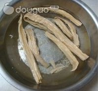 腐竹木耳拌黄瓜的做法图解1