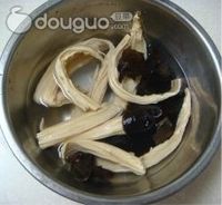腐竹木耳拌黄瓜的做法图解5